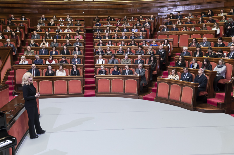 Il Presidente del Senato, Maria Elisabetta Alberti Casellati, segue l'interpretazione di Nancy Brilli. Il Presidente del Senato, Maria Elisabetta Alberti Casellati, segue l'interpretazione di Nancy Brilli.