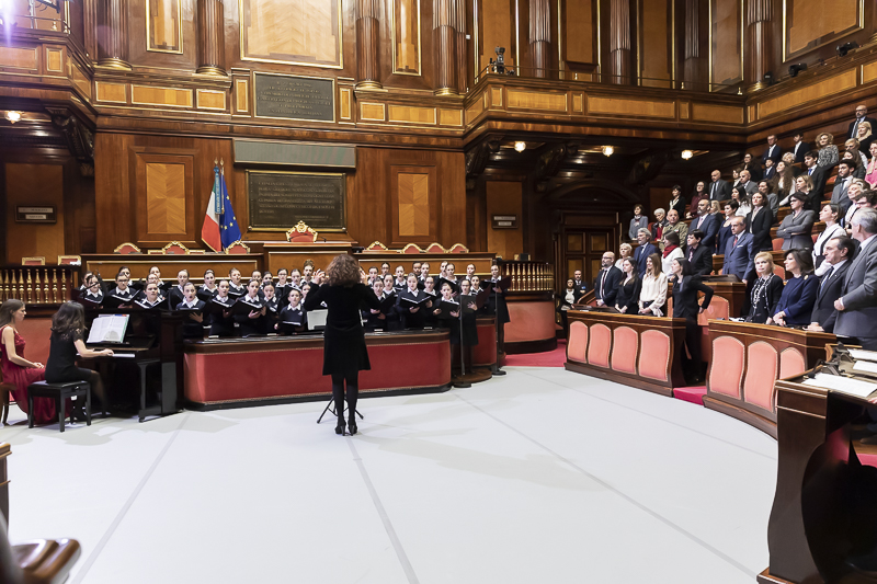 Il Presidente del Senato, Maria Elisabetta Alberti Casellati, segue l'esibizione del Coro delle Voci Bianche del Teatro dell'Opera di Roma. Il Presidente del Senato, Maria Elisabetta Alberti Casellati, segue l'esibizione del Coro delle Voci Bianche del Teatro dell'Opera di Roma.