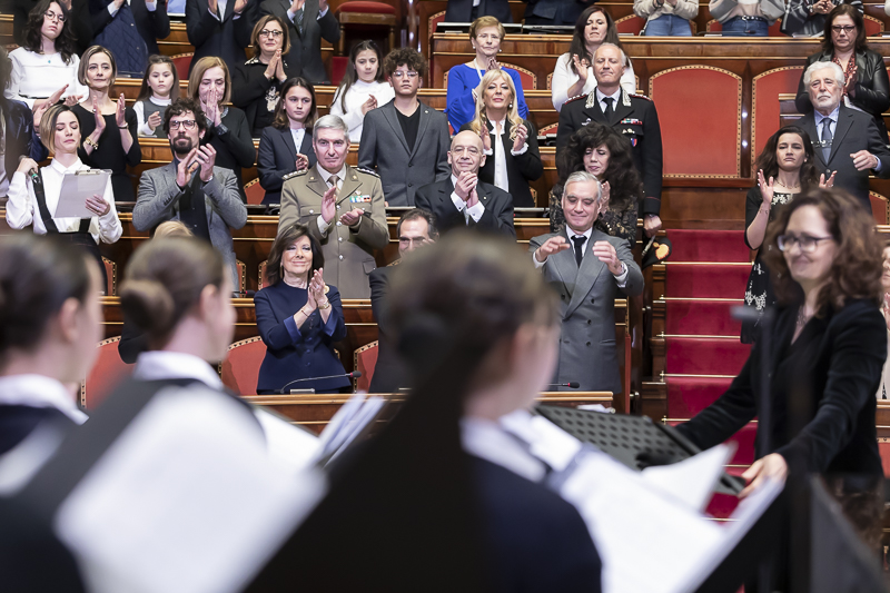 Il Presidente del Senato, Maria Elisabetta Alberti Casellati, segue l'esibizione del Coro delle Voci Bianche del Teatro dell'Opera di Roma. Il Presidente del Senato, Maria Elisabetta Alberti Casellati, segue l'esibizione del Coro delle Voci Bianche del Teatro dell'Opera di Roma.