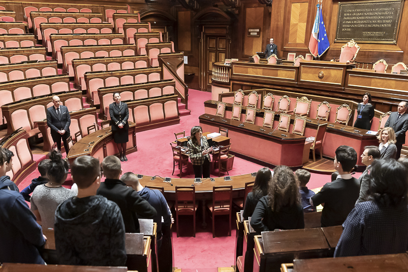 Il Presidente del Senato, Maria Elisabetta Alberti Casellati, incontra un gruppo di studenti della classe III D dell'Istituto Comprensivo Campomorone Ceranesi (GE), scuola secondaria di primo grado 