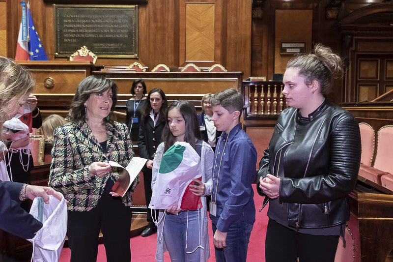 Il Presidente del Senato, Maria Elisabetta Alberti Casellati, incontra un gruppo di studenti della classe III D dell'Istituto Comprensivo Campomorone Ceranesi (GE), scuola secondaria di primo grado 