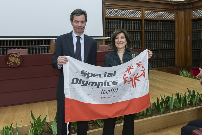 Il Presidente del Senato, Maria Elisabetta Alberti Casellati, riceve una bandiera con le firme degli atleti Special Olympics Italia dal Presidente Angelo Moratti.