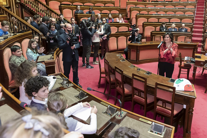 Un momento dell'incontro del Presidente del Senato, Maria Elisabetta Alberti Casellati, con un gruppo di studenti di terza elementare della Scuola primaria Un momento dell'incontro del Presidente del Senato, Maria Elisabetta Alberti Casellati, con un gruppo di studenti di terza elementare della Scuola primaria