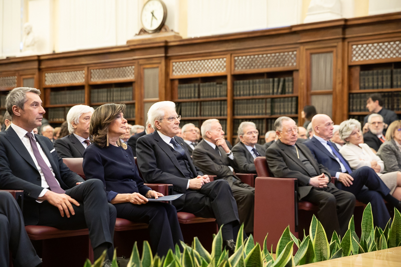 Il Presidente della Repubblica e il Presidente del Senato in Sala Koch durante il convegno. Il Presidente della Repubblica e il Presidente del Senato in Sala Koch durante il convegno.