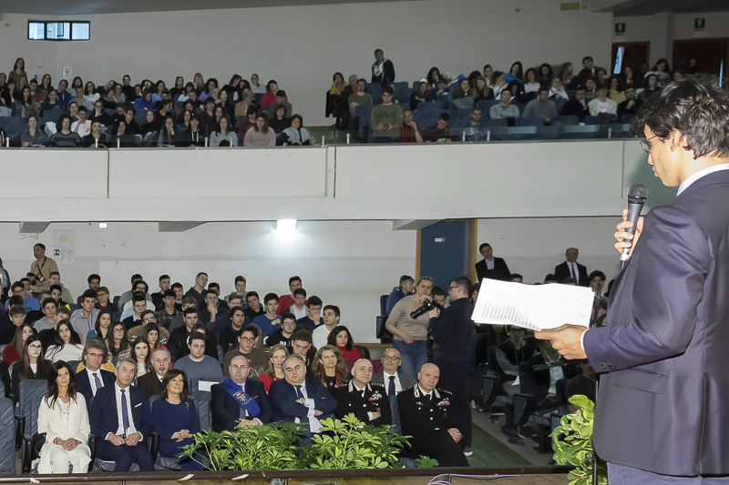 Il Presidente del Senato, Maria Elisabetta Alberti Casellati, segue l'intervento di Carlo Cingarella, studente del Liceo Fermi di Padova.
