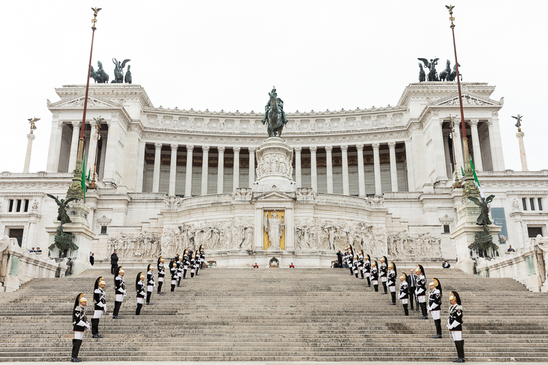 Il Presidente del Senato della Repubblica depone una corona d'alloro sulla tomba del milite ignoto. Il Presidente del Senato della Repubblica depone una corona d'alloro sulla tomba del milite ignoto.