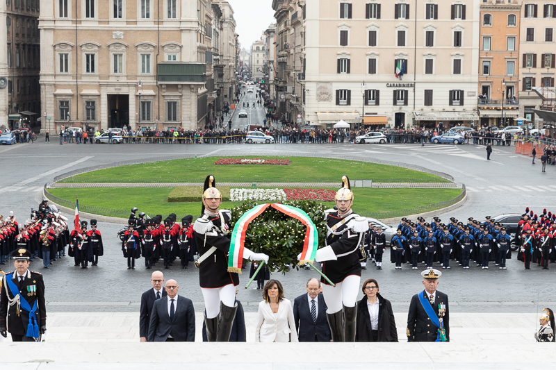 Il Presidente del Senato della Repubblica, Maria Elisabetta Alberti Casellati, durante la salita della scalea dell'Altare della Patria. Il Presidente del Senato della Repubblica, Maria Elisabetta Alberti Casellati, durante la salita della scalea dell'Altare della Patria.