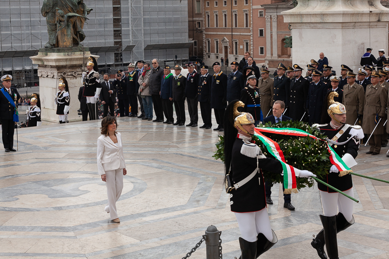 Il Presidente del Senato della Repubblica, Maria Elisabetta Alberti Casellati, prosegue verso il sacello preceduta dalla corona trasportata dai Corazzieri. Il Presidente del Senato della Repubblica, Maria Elisabetta Alberti Casellati, prosegue verso il sacello preceduta dalla corona trasportata dai Corazzieri.