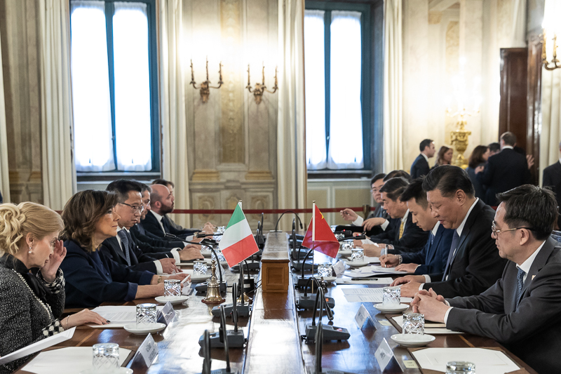 Il Presidente del Senato della Repubblica, Maria Elisabetta Alberti Casellati, e il Presidente della Repubblica popolare cinese, Xi Jinping, nella Sala Pannini durante l'incontro. Il Presidente del Senato della Repubblica, Maria Elisabetta Alberti Casellati, e il Presidente della Repubblica popolare cinese, Xi Jinping, nella Sala Pannini durante l'incontro.