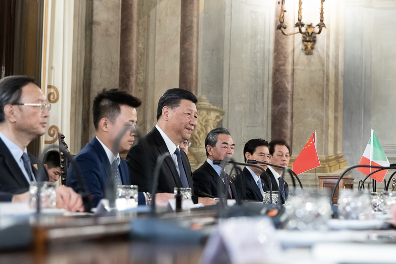 Il Presidente della Repubblica Popolare Cinese, Xi Jinping, durante l'incontro nella Sala Pannini. Il Presidente della Repubblica Popolare Cinese, Xi Jinping, durante l'incontro nella Sala Pannini.