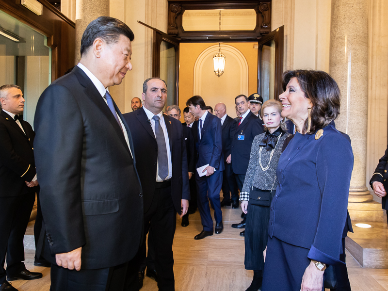 Il Presidente del Senato della Repubblica, Maria Elisabetta Alberti Casellati, e il Presidente della Repubblica Popolare Cinese, Xi Jinping, al termine dell'incontro. Il Presidente del Senato della Repubblica, Maria Elisabetta Alberti Casellati, e il Presidente della Repubblica Popolare Cinese, Xi Jinping, al termine dell'incontro.