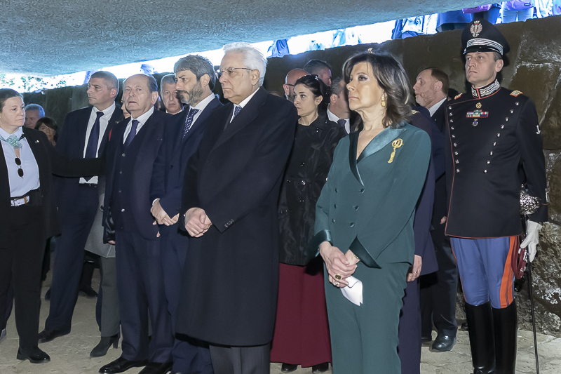 Il Presidente del Senato, Maria Elisabetta Alberti Casellati, unitamente al Capo dello Stato e alle altre Autorità, rendono omaggio, all'interno del Mausoleo, alle vittime dell'eccidio. Il Presidente del Senato, Maria Elisabetta Alberti Casellati, unitamente al Capo dello Stato e alle altre Autorità, rendono omaggio, all'interno del Mausoleo, alle vittime dell'eccidio.