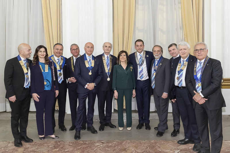 Napoli. Il Presidente del Senato, Maria Elisabetta Alberti Casellati, posa per una foto ricordo con i Rotary Club del Gruppo Partenopeo.
