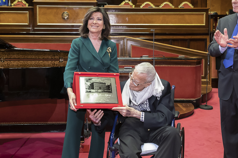 Il Presidente del Senato, Maria Elisabetta Alberti Casellati, consegna una targa al Maestro Franco Zeffirelli. Il Presidente del Senato, Maria Elisabetta Alberti Casellati, consegna una targa al Maestro Franco Zeffirelli.