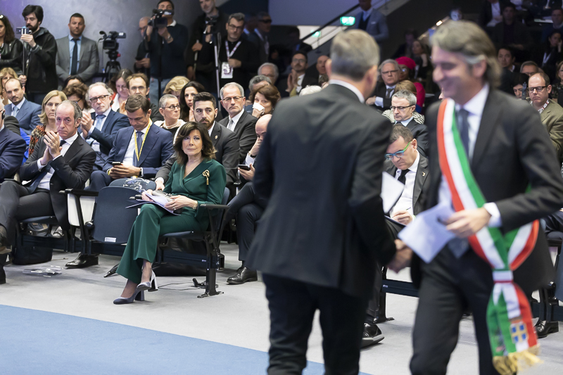 Un momento della cerimonia. Un momento della cerimonia.