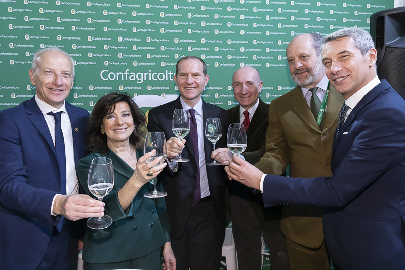 Il Presidente del Senato, Maria Elisabetta Alberti Casellati, visita uno stand. Il Presidente del Senato, Maria Elisabetta Alberti Casellati, visita uno stand.