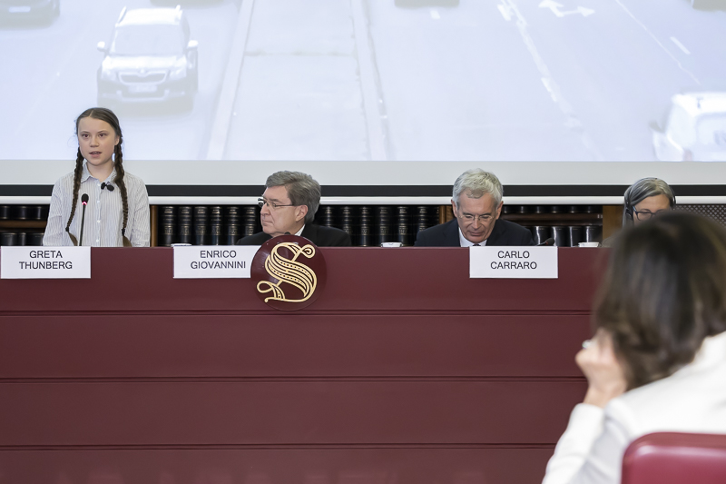 Il Presidente del Senato, Maria Elisabetta Alberti Casellati, segue l'intervento di Greta Thunberg. Il Presidente del Senato, Maria Elisabetta Alberti Casellati, segue l'intervento di Greta Thunberg.