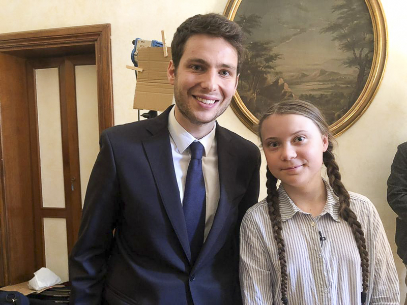 Federico Mascolo di DueGradi.eu con Greta Thunberg in Senato. Federico Mascolo di DueGradi.eu con Greta Thunberg in Senato.