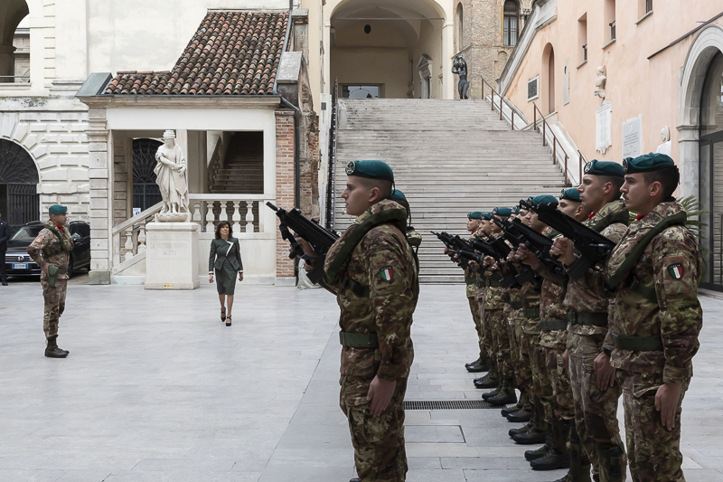 Il picchetto d'onore del Reggimento Lagunari Serenissima rende gli onori militari al Presidente del Senato, Maria Elisabetta Alberti Casellati. Il picchetto d'onore del Reggimento Lagunari Serenissima rende gli onori militari al Presidente del Senato, Maria Elisabetta Alberti Casellati.