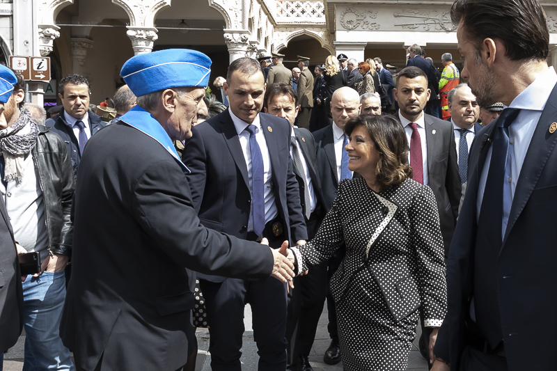 Al termine della cerimonia, il Presidente del Senato, Maria Elisabetta Alberti Casellati, lascia la piazza. Al termine della cerimonia, il Presidente del Senato, Maria Elisabetta Alberti Casellati, lascia la piazza.