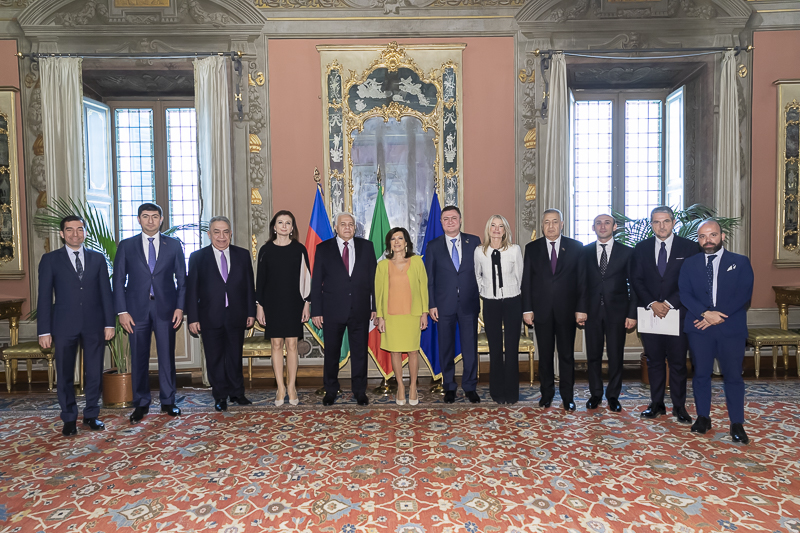 Al termine dell'incontro, il Presidente del Senato, Maria Elisabetta Alberti Casellati, posa per una foto ricordo unitamente al Presidente dell'Assemblea Nazionale della Repubblica dell'Azerbaigian, Ogtay Asadov, nel Salone degli Specchi di Palazzo Giustiniani.