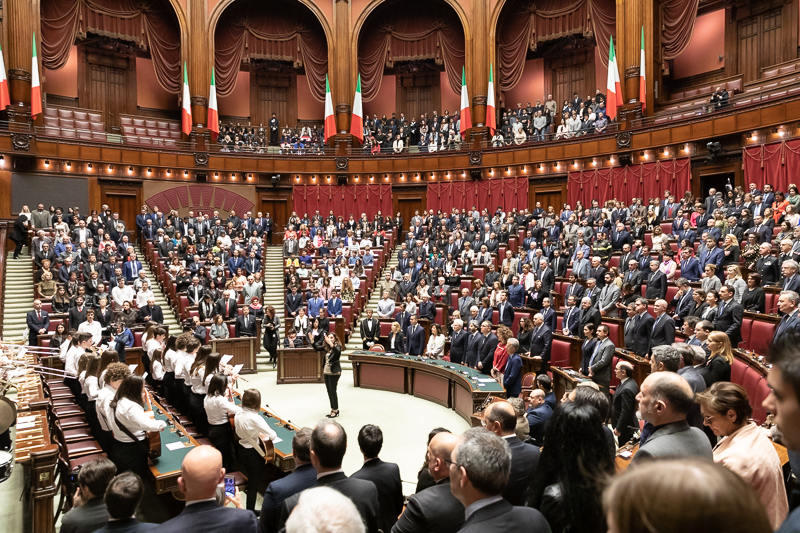 L'Aula di Palazzo di Montecitorio durante l'esecuzione dell'Inno nazionale da parte del Coro del Liceo Scientifico Giovanni Keplero di Roma e della Junior Orchestra del Comune di Santa Maria di Sala.