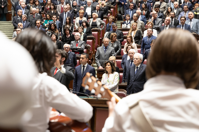 Il Presidente della Repubblica e il Presidente del Senato durante l'esecuzione dell'Inno alla gioia da parte del Coro del Liceo Scientifico Giovanni Keplero di Roma e della Junior Orchestra del Comune di Santa Maria di Sala.