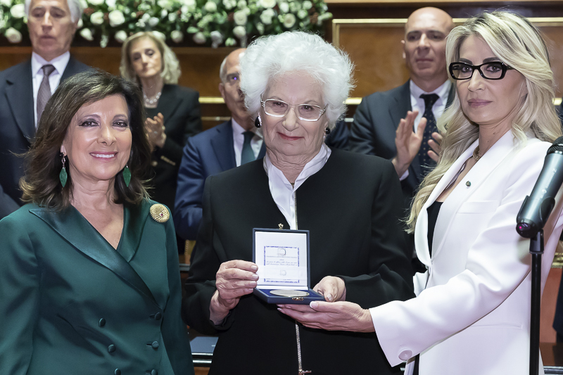 Un momento della consegna del premio a Liliana Segre, Senatore a vita. Un momento della consegna del premio a Liliana Segre, Senatore a vita.