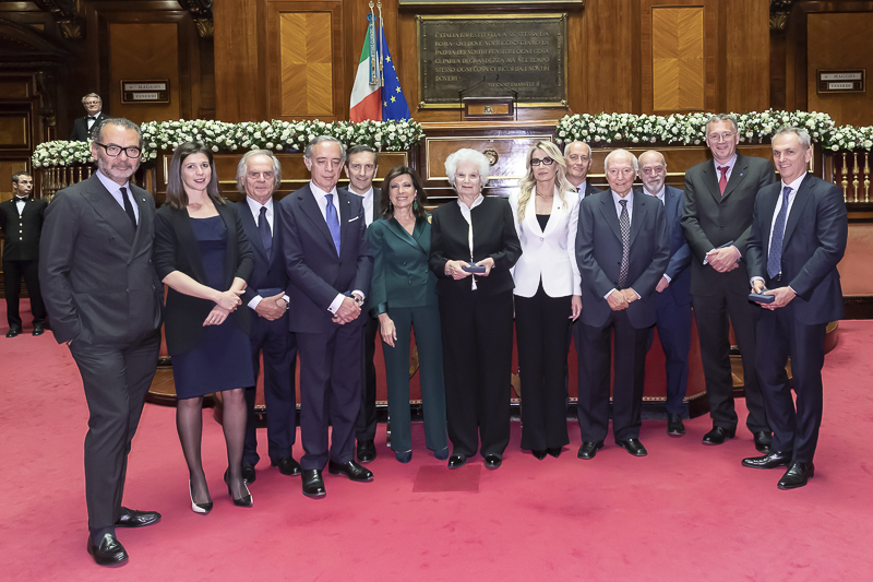 Il Presidente del Senato, Maria Elisabetta Alberti Casellati, posa per una foto di gruppo insieme ai premiati. Il Presidente del Senato, Maria Elisabetta Alberti Casellati, posa per una foto di gruppo insieme ai premiati.