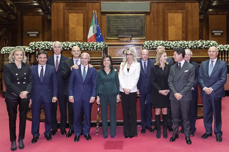 Il Presidente del Senato, Maria Elisabetta Alberti Casellati, posa per una foto di gruppo insieme ai membri della giuria. Il Presidente del Senato, Maria Elisabetta Alberti Casellati, posa per una foto di gruppo insieme ai membri della giuria.