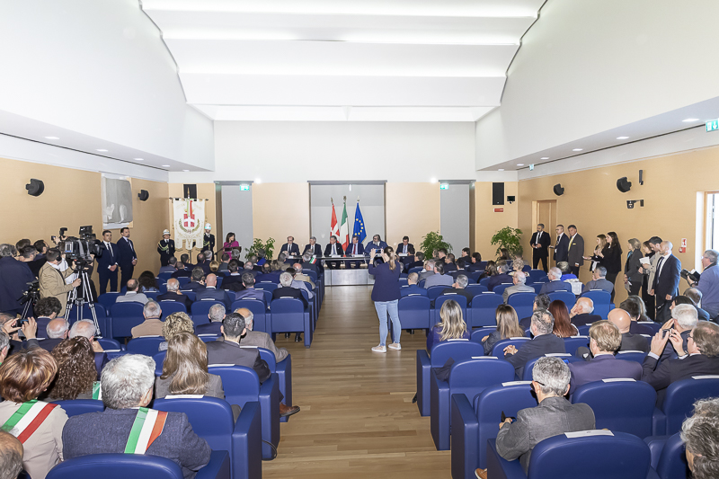 Como. La Sala degli Scacchi della Camera di Commercio di Como durante l'intervento del Presidente del Senato, Maria Elisabetta Alberti Casellati. Como. La Sala degli Scacchi della Camera di Commercio di Como durante l'intervento del Presidente del Senato, Maria Elisabetta Alberti Casellati.