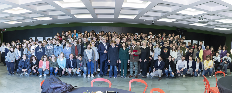 Como. Il Presidente del Senato, Maria Elisabetta Alberti Casellati, posa per una foto di gruppo insieme ad una rappresentanza degli studenti della Scuola di formazione dell'Associazione di volontariato Como. Il Presidente del Senato, Maria Elisabetta Alberti Casellati, posa per una foto di gruppo insieme ad una rappresentanza degli studenti della Scuola di formazione dell'Associazione di volontariato