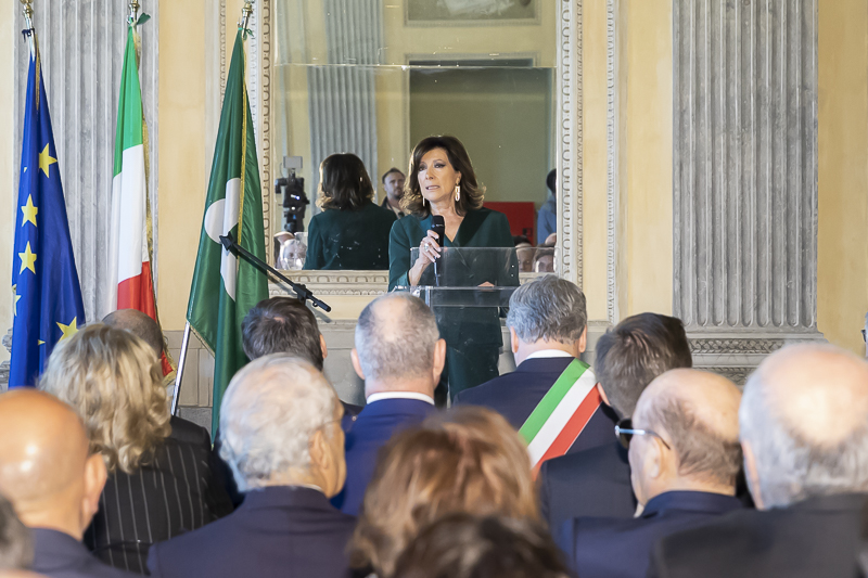 Monza. Indirizzo di saluto del Presidente del Senato, Maria Elisabetta Alberti Casellati, in un salone di rappresentanza di Villa Reale. Monza. Indirizzo di saluto del Presidente del Senato, Maria Elisabetta Alberti Casellati, in un salone di rappresentanza di Villa Reale.