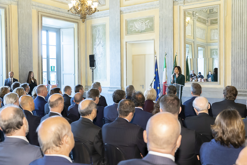 Monza. Indirizzo di saluto del Presidente del Senato, Maria Elisabetta Alberti Casellati, in un salone di rappresentanza di Villa Reale. Monza. Indirizzo di saluto del Presidente del Senato, Maria Elisabetta Alberti Casellati, in un salone di rappresentanza di Villa Reale.