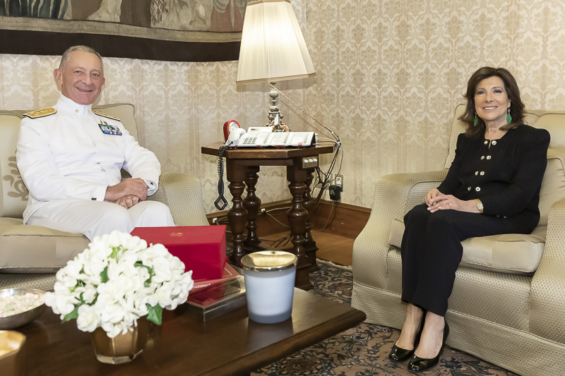 Un momento dell'incontro tra il Presidente del Senato, Maria Elisabetta Alberti Casellati, e il Capo di Stato maggiore della Marina, Valter Girardelli.