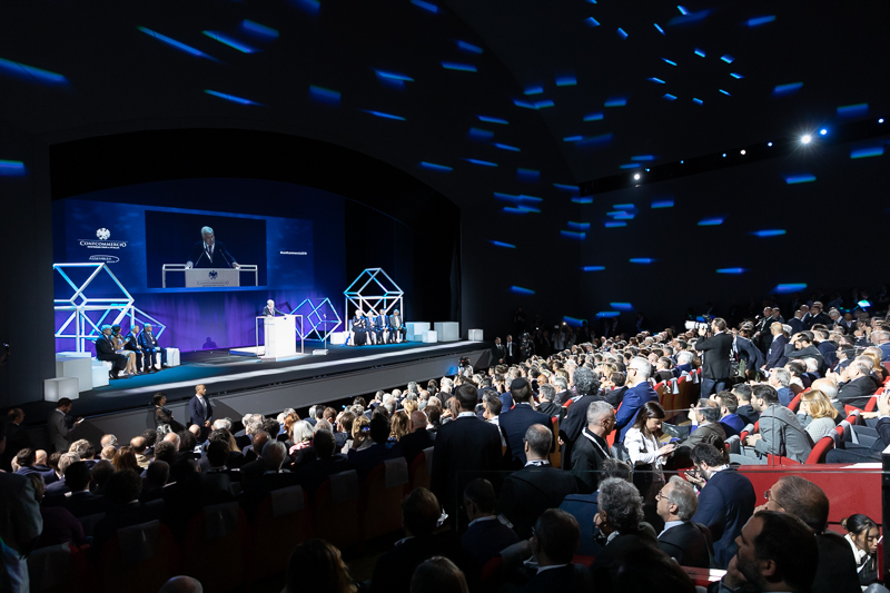 Il Presidente di Confcommercio legge la sua relazione annuale. Il Presidente di Confcommercio legge la sua relazione annuale.