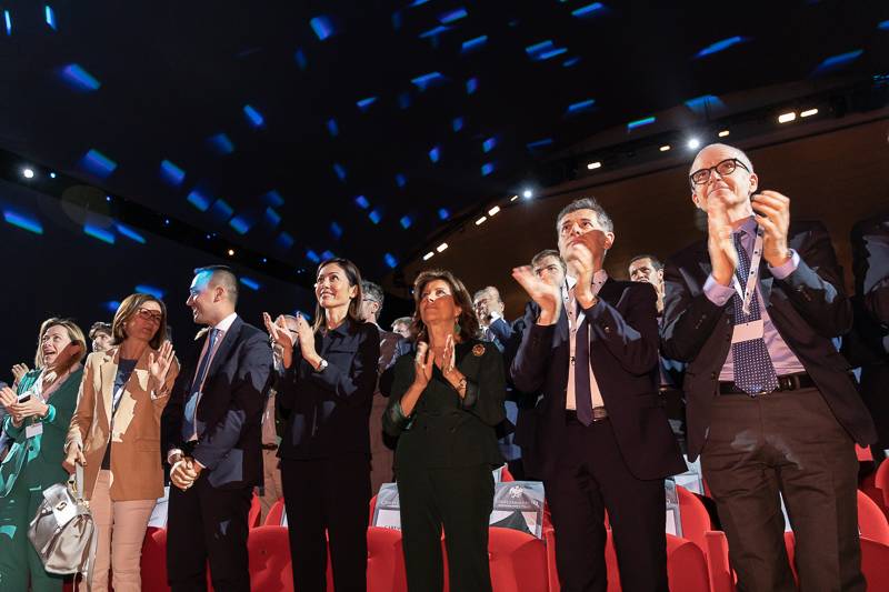 Il Presidente del Senato e le altre autorità al termine della relazione del Presidente di Confcommercio, Carlo Sangalli. Il Presidente del Senato e le altre autorità al termine della relazione del Presidente di Confcommercio, Carlo Sangalli.