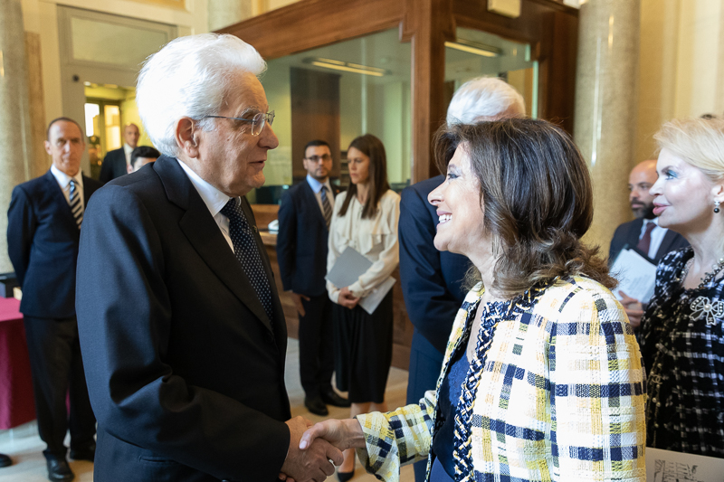 Al termine della presentazione, il Presidente del Senato della Repubblica, Maria Elisabetta Alberti Casellati, saluta il Presidente della Repubblica, Sergio Mattarella. Al termine della presentazione, il Presidente del Senato della Repubblica, Maria Elisabetta Alberti Casellati, saluta il Presidente della Repubblica, Sergio Mattarella.