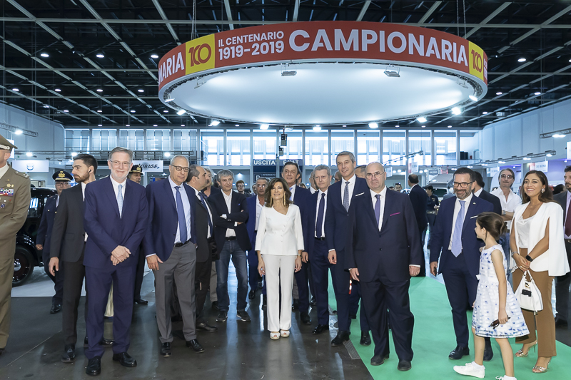 Il Presidente del Senato, Maria Elisabetta Alberti Casellati, posa per una foto ricordo durante la visita agli stand. Il Presidente del Senato, Maria Elisabetta Alberti Casellati, posa per una foto ricordo durante la visita agli stand.