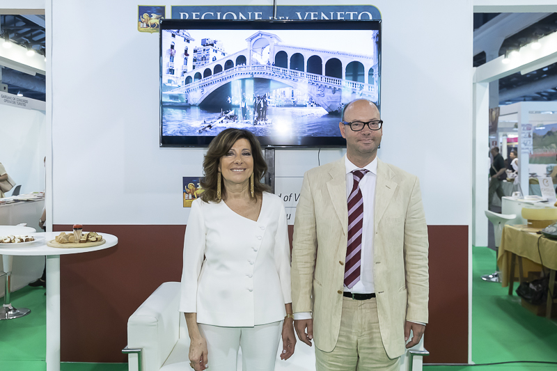 Il Presidente del Senato, Maria Elisabetta Alberti Casellati, posa per una foto ricordo durante la visita agli stand. Il Presidente del Senato, Maria Elisabetta Alberti Casellati, posa per una foto ricordo durante la visita agli stand.