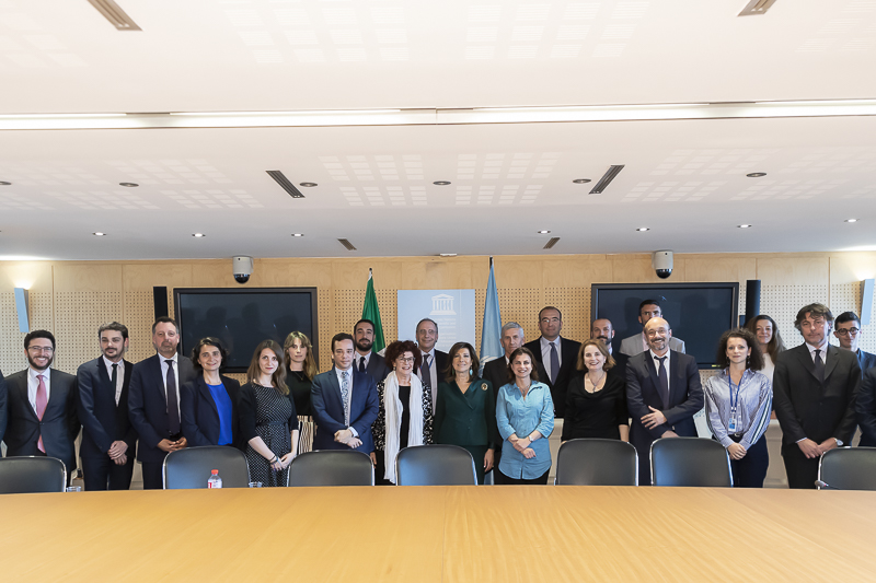Al termine dell'incontro con una rappresentanza di 30 funzionari italiani, il Presidente del Senato, Maria Elisabetta Alberti Casellati, posa per una foto ricordo. Al termine dell'incontro con una rappresentanza di 30 funzionari italiani, il Presidente del Senato, Maria Elisabetta Alberti Casellati, posa per una foto ricordo.