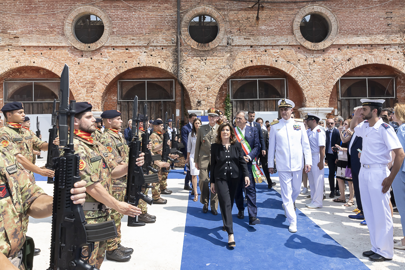 Il Presidente del Senato, Maria Elisabetta Alberti Casellati, passa in rassegna un picchetto della Marina Militare. Il Presidente del Senato, Maria Elisabetta Alberti Casellati, passa in rassegna un picchetto della Marina Militare.