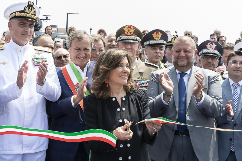 Il Presidente del Senato, Maria Elisabetta Alberti Casellati, procede al taglio del nastro inaugurale del Salone Nautico. Il Presidente del Senato, Maria Elisabetta Alberti Casellati, procede al taglio del nastro inaugurale del Salone Nautico.