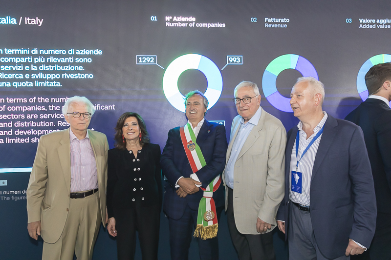 Il Presidente del Senato, Maria Elisabetta Alberti Casellati, visita alcuni stand. Il Presidente del Senato, Maria Elisabetta Alberti Casellati, visita alcuni stand.