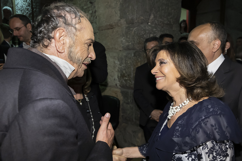 Il Presidente del Senato, Maria Elisabetta Alberti Casellati, saluta gli artisti e una rappresentanza delle maestranze dell'Arena.