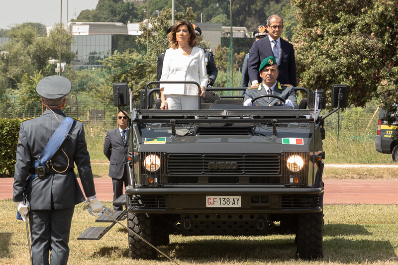 Il Presidente del Senato della Repubblica, Maria Elisabetta Alberti Casellati, passa in rassegna un reparto d'onore schierato con bandiera e banda. Il Presidente del Senato della Repubblica, Maria Elisabetta Alberti Casellati, passa in rassegna un reparto d'onore schierato con bandiera e banda.