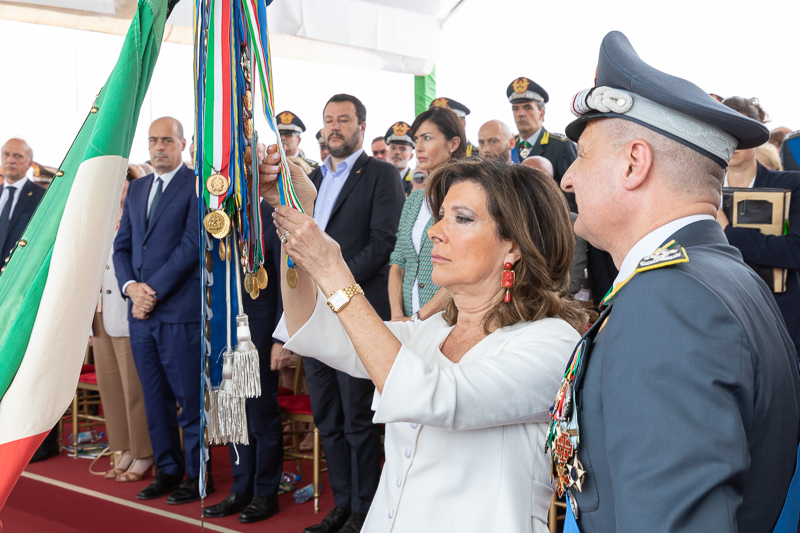 Il Presidente del Senato della Repubblica, Maria Elisabetta Alberti Casellati, procede alla consegna di una Medaglia d'oro al Valore della Guardia di Finanza alla Bandiera di Guerra del Corpo. Il Presidente del Senato della Repubblica, Maria Elisabetta Alberti Casellati, procede alla consegna di una Medaglia d'oro al Valore della Guardia di Finanza alla Bandiera di Guerra del Corpo.