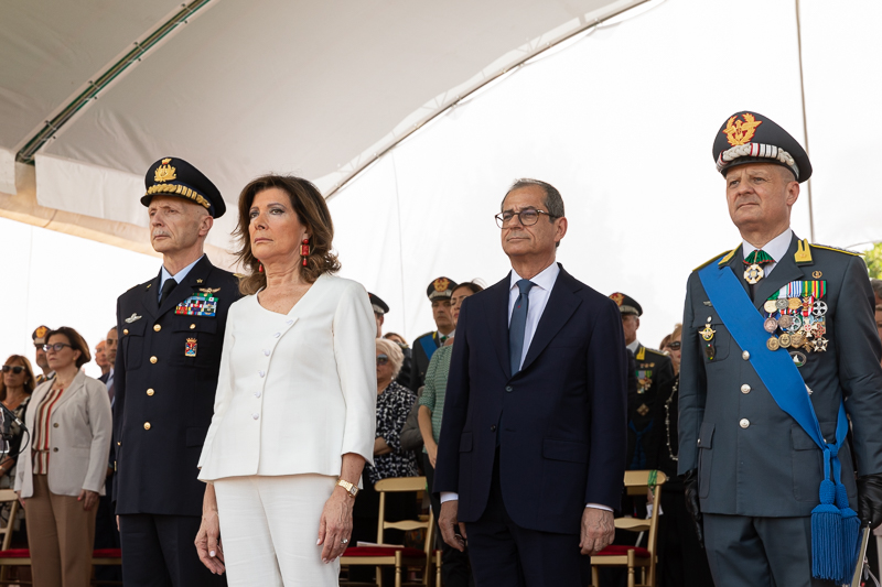 Il Presidente del Senato della Repubblica, Maria Elisabetta Alberti Casellati, al termine della cerimonia, riceve gli onori finali da fermo. Il Presidente del Senato della Repubblica, Maria Elisabetta Alberti Casellati, al termine della cerimonia, riceve gli onori finali da fermo.