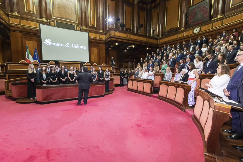 Gli allievi del Centro Sperimentale di Cinematografia eseguono l'Inno Nazionale, diretti dal Maestro Ciro Caravano.