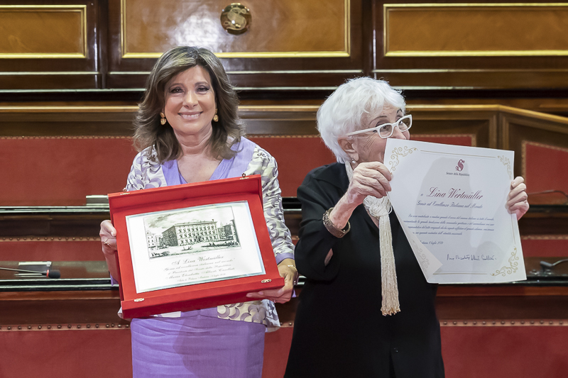 Il Presidente del Senato, Maria Elisabetta Alberti Casellati, consegna una pergamena e una targa a Lina Wertmüller.